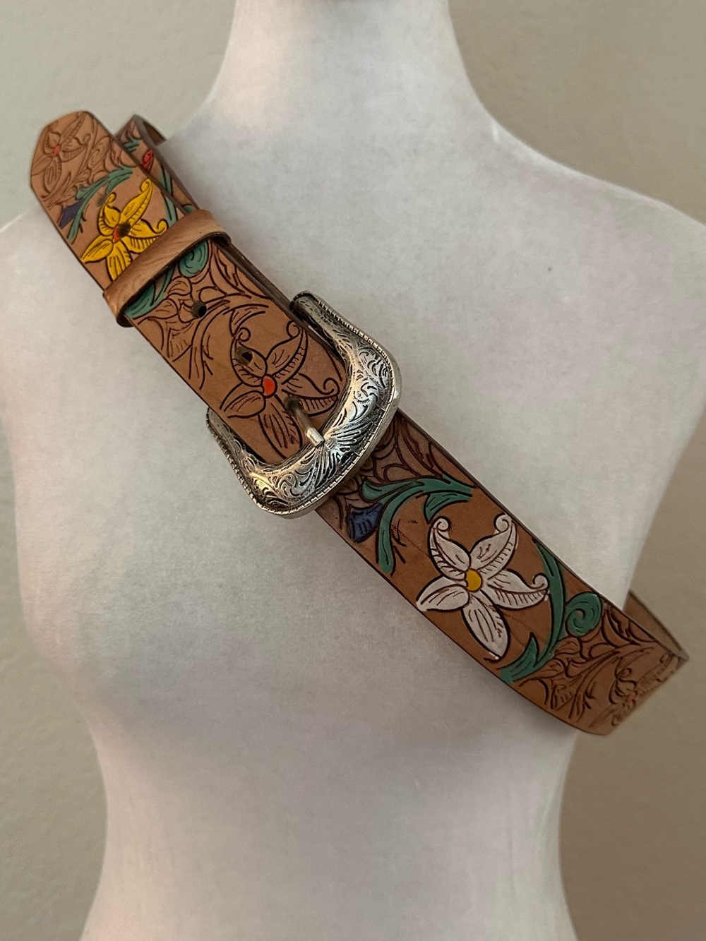 NWOT Tooled Leather Floral Belt - Picture 3 of 4